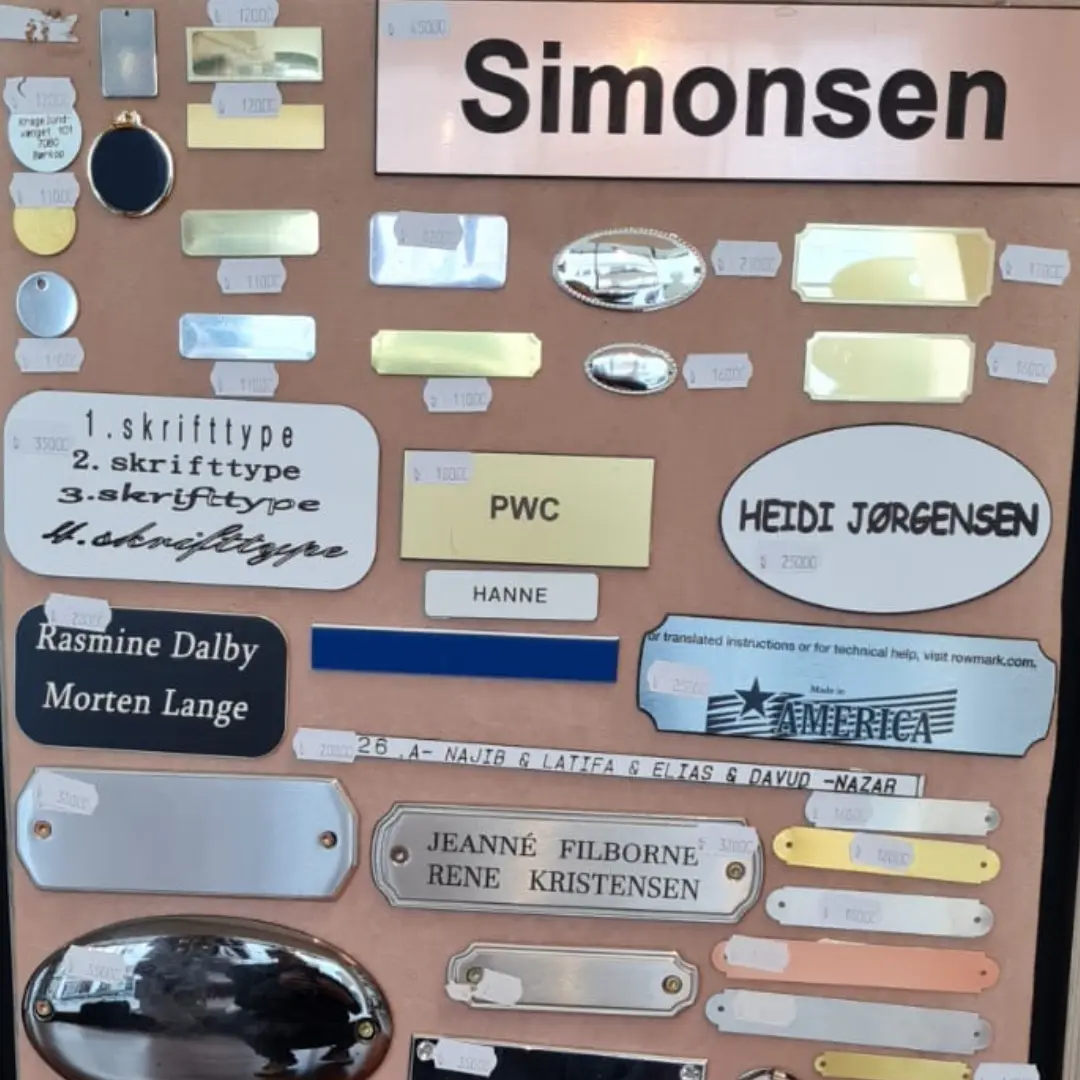 Dørskilte og gravering - Horsensskomager.dk